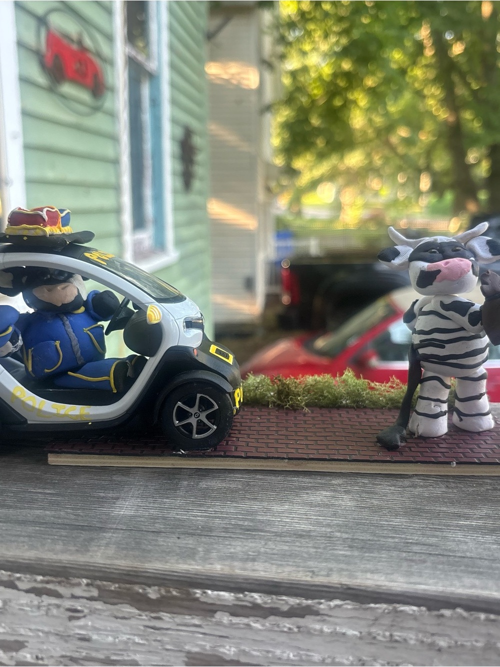 Police cow Cartoon Car with Officer Cow and escape jail